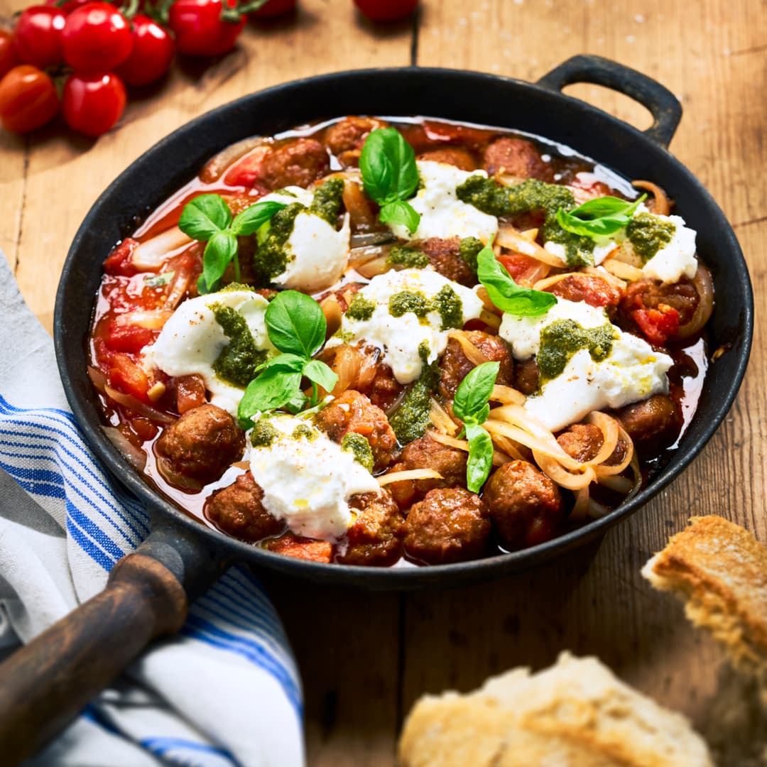 Köttbullar i tomatsås med burrata, pesto och basilika