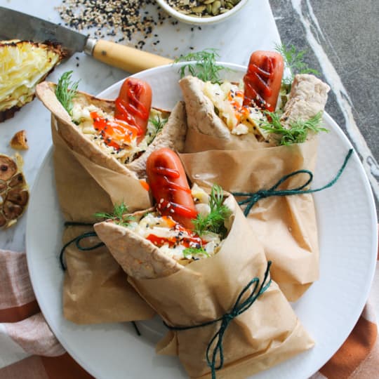 Grillkorv i tunnbröd med krämig sallad och sriracha