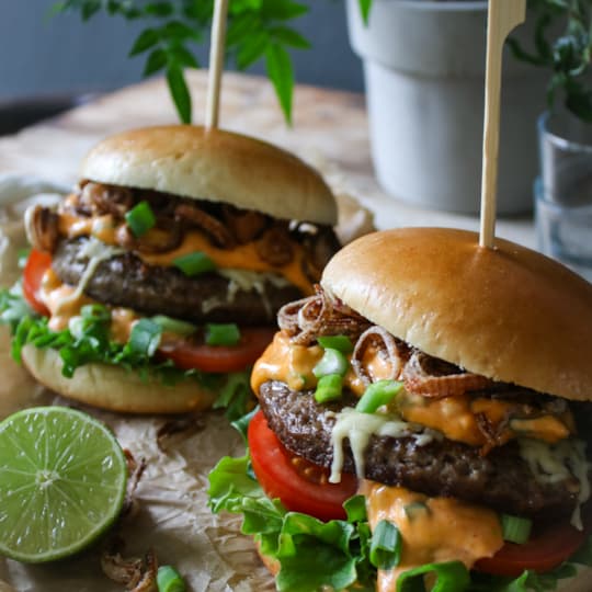 Cheddarburgare med gochujangdressing och friterad lök