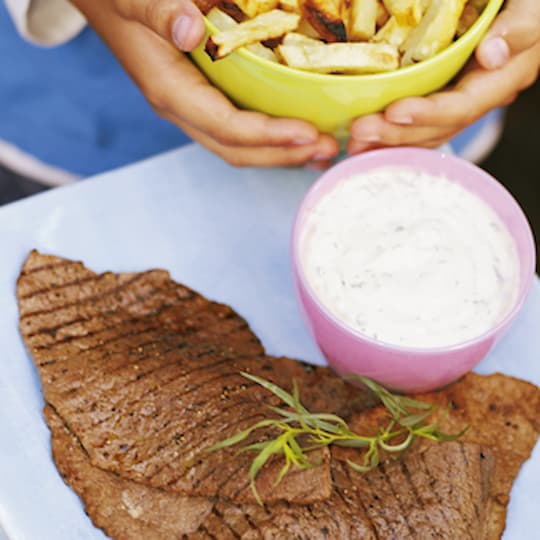 Grillad lövbiff med pommes frites och dragondip