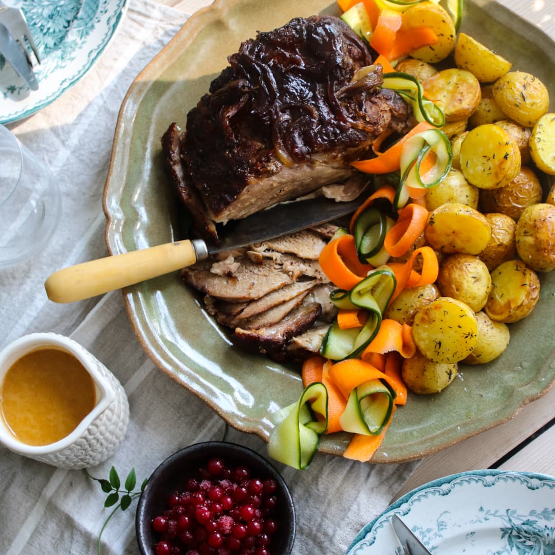 Nattstekt karré i succésås med rostad potatis