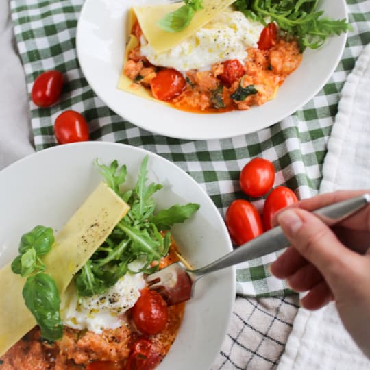 Öppen lasagne med salsicciaragu, mozzarella och rucola