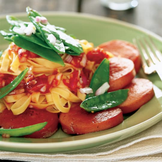 Falukorv med sockerärter och pasta