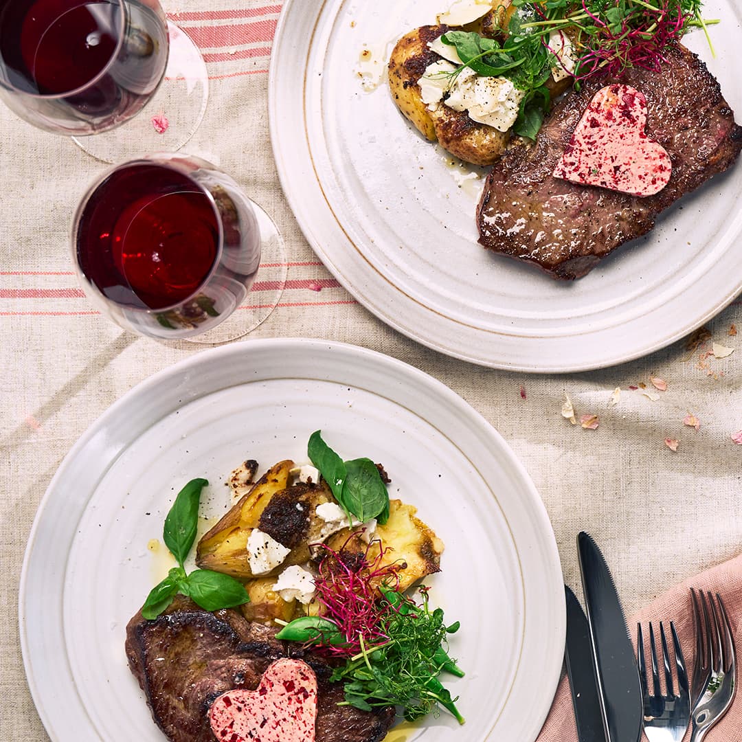 Kärleksbiff med rödbetssmör, smashed potato med chevré och basilika