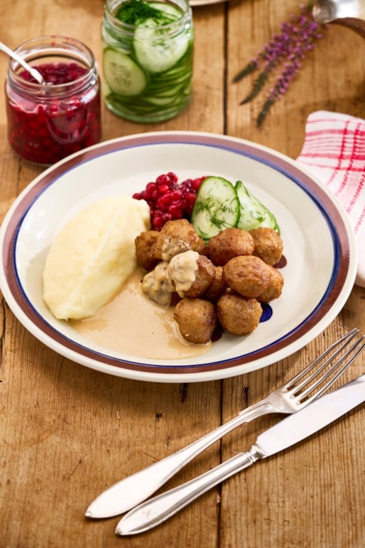 Köttbullar med Potatispuré, Gräddsås, Lingon och Pressgurka