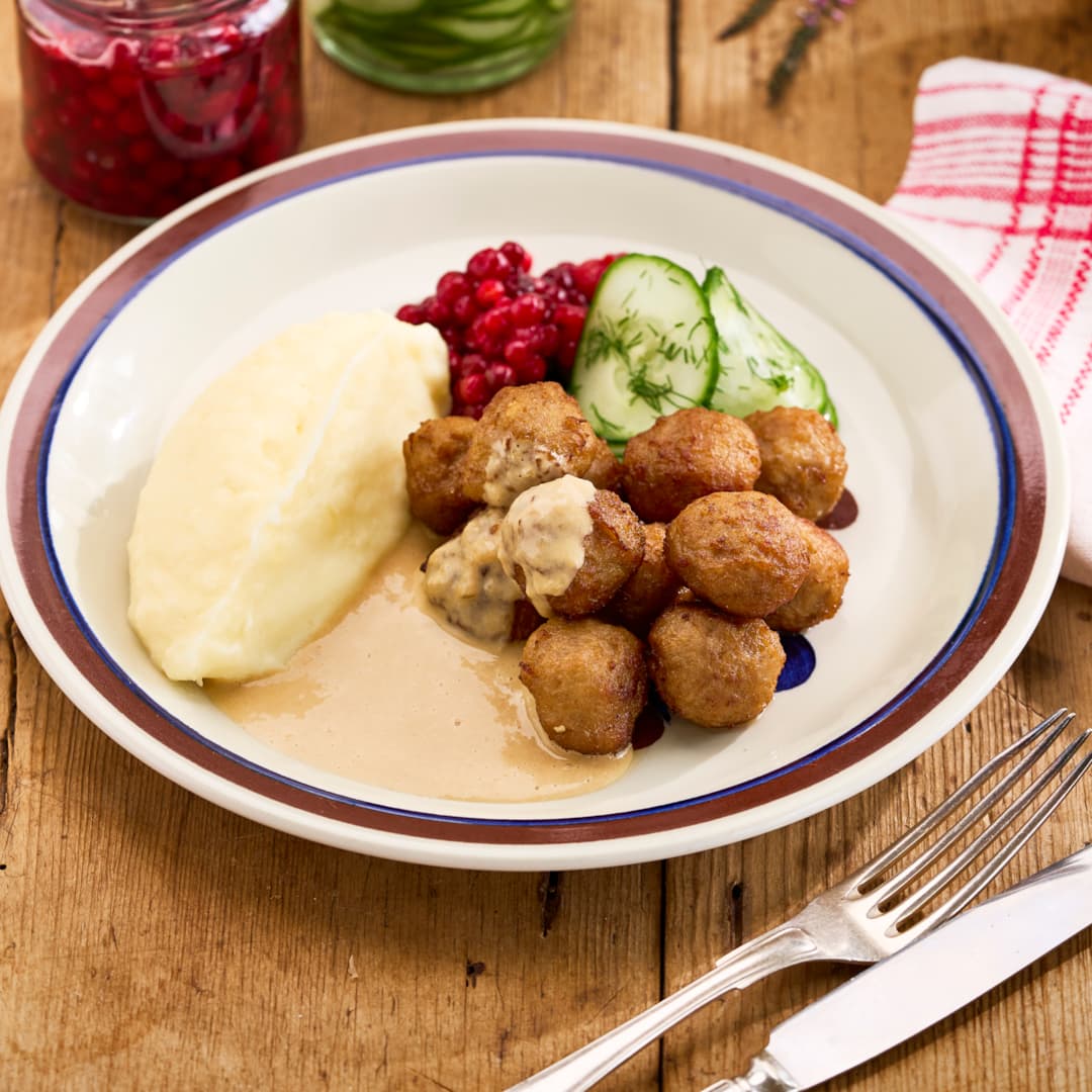 Köttbullar med Potatispuré, Gräddsås, Lingon och Pressgurka