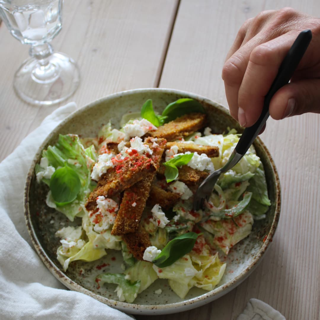 Krispig fläskschnitzel på krämig sallad med riven tomat