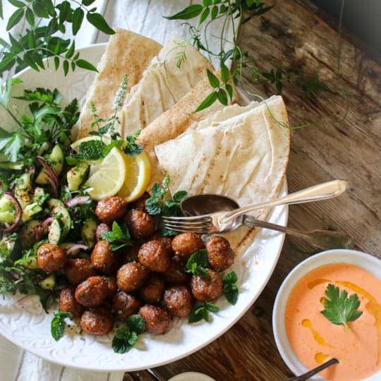 Zatarstekta köttbullar i bröd med rostad paprikacreme