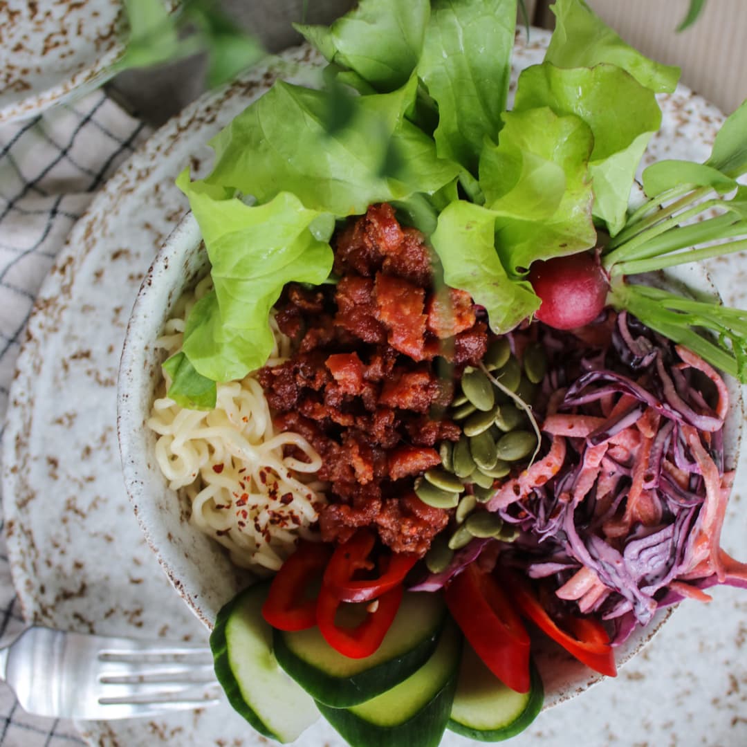 Nudelbowl med snabbnudlar, kabanossfärs och saltrostade pumpafrön