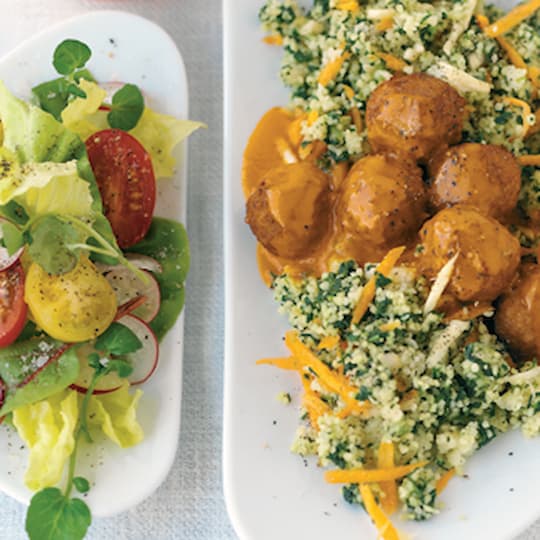 Köttbullar i tomatsås med grön couscous